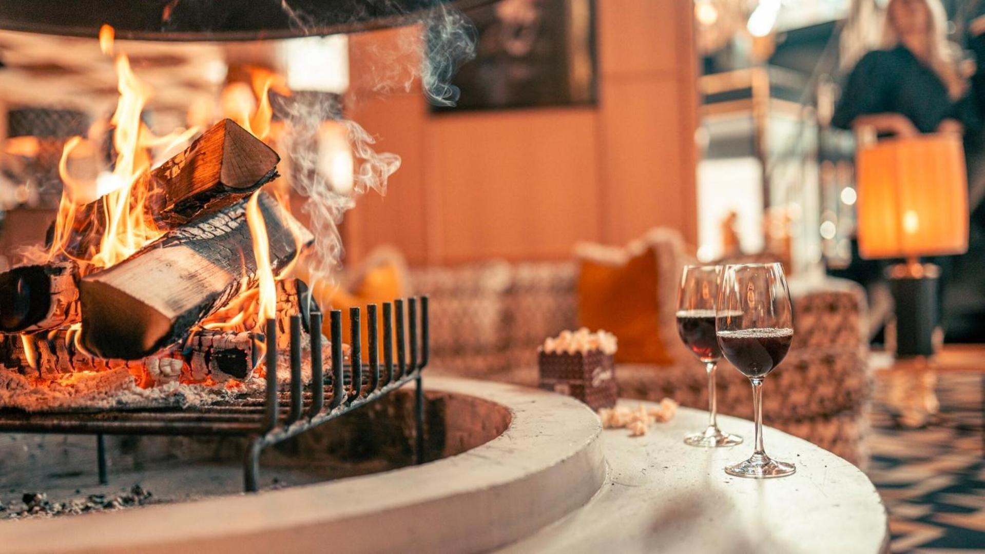 Jacyz Gotemburgo Exterior foto The fireplace at the restaurant