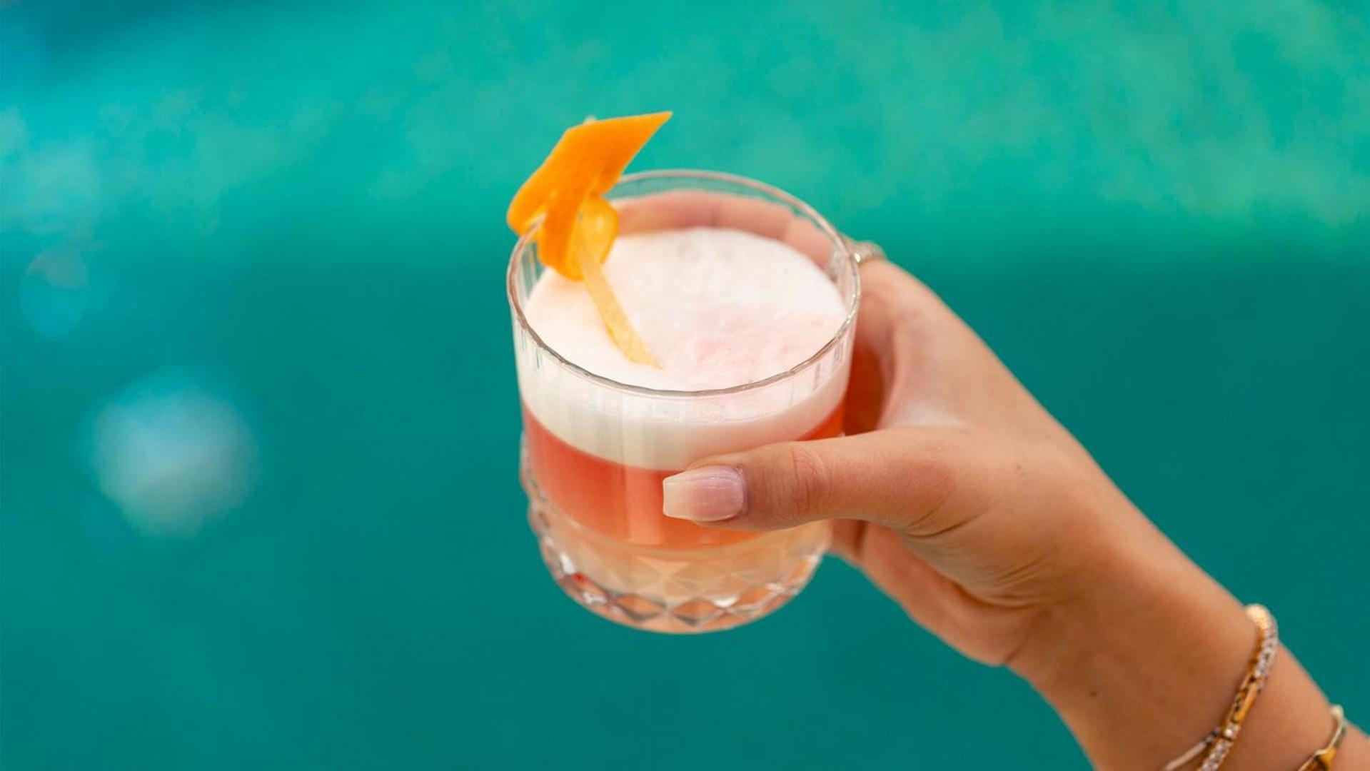 Jacyz Gotemburgo Exterior foto A hand holding a glass of a cocktail