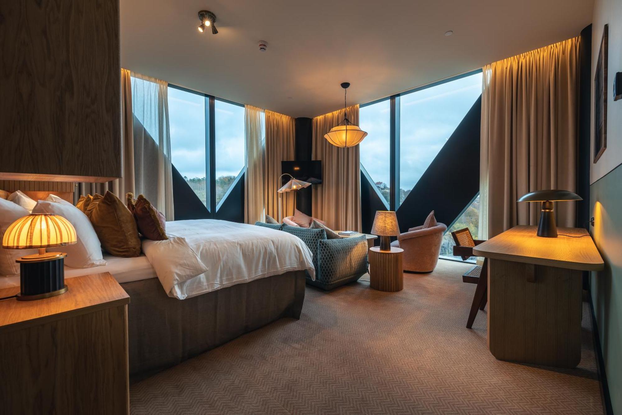 Jacyz Gotemburgo Exterior foto The 100-metre-high (330 ft) windows in the hotel's rooms